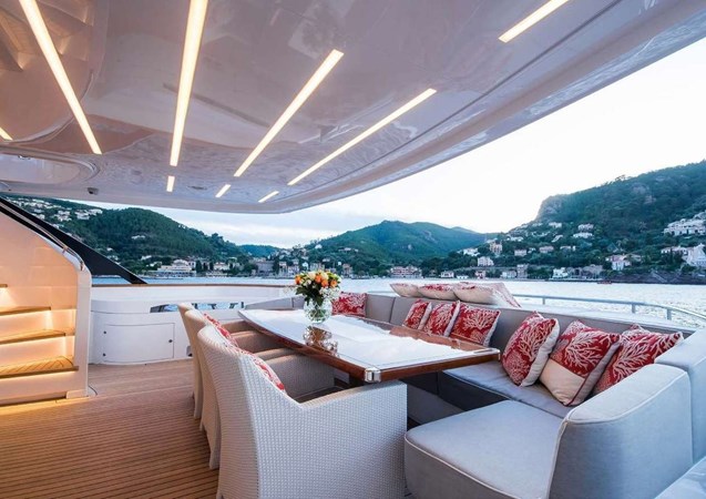 Soulmate DL34 Main deck aft dining