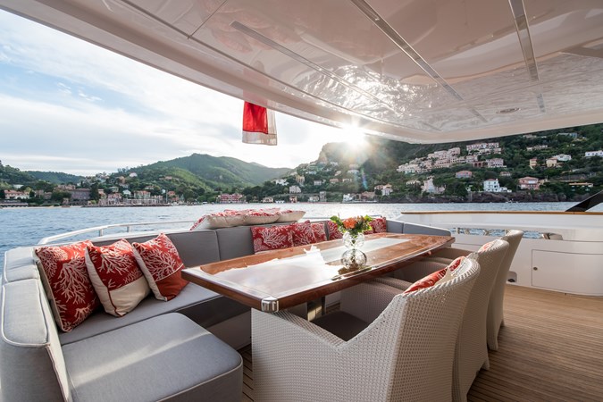 Soulmate DL34 Main deck aft dining