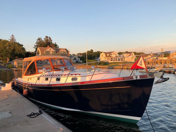 ZIG ZIG, Able Wolf Class 44: Starboard Bow at Sunset