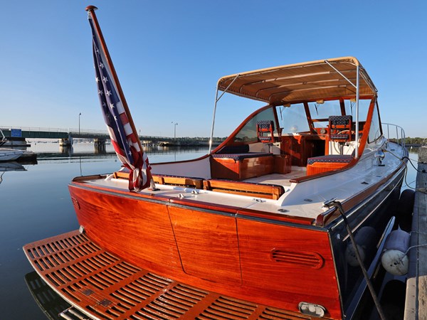 ZIG ZIG, Able Wolf Class 44: Transom