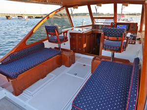 ZIG ZIG, Able Wolf Class 44: Bridgedeck Settees