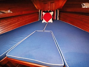 ZIG ZIG, Able Wolf Class 44: V-berth with Filler