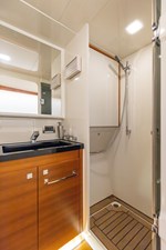 MOONWAVE, 2012 Gunboat 60: Guest Shower