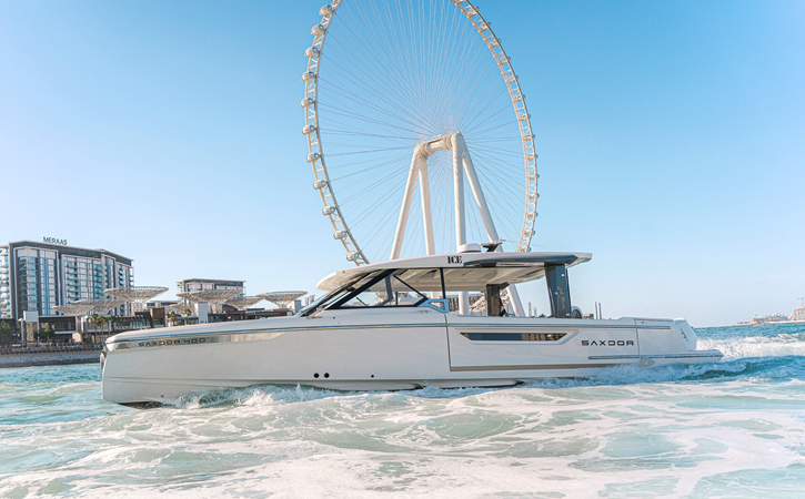 Side profile of Saxdor 400 GTO ICE yacht cruising