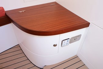 WELCOME: 2024 Leonardo Eagle 44 Head Settee