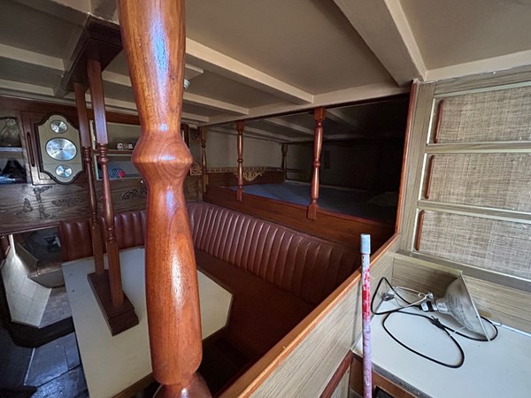 SALON & QUEEN BERTH STRB