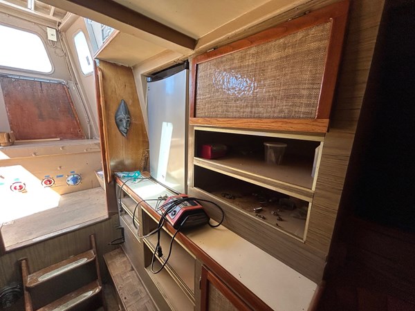 CABIN ENTRY LOOKING AFT