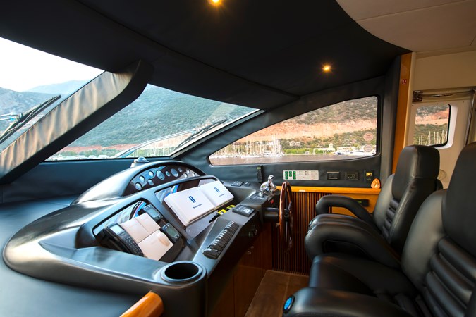 Sunseeker 82Y Basya Nicoli Wheelhouse