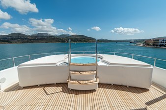 Forward Sundeck Jacuzzi