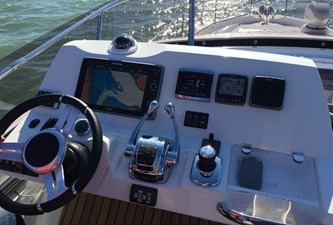 Prestige 550 Flybridge Cocpit