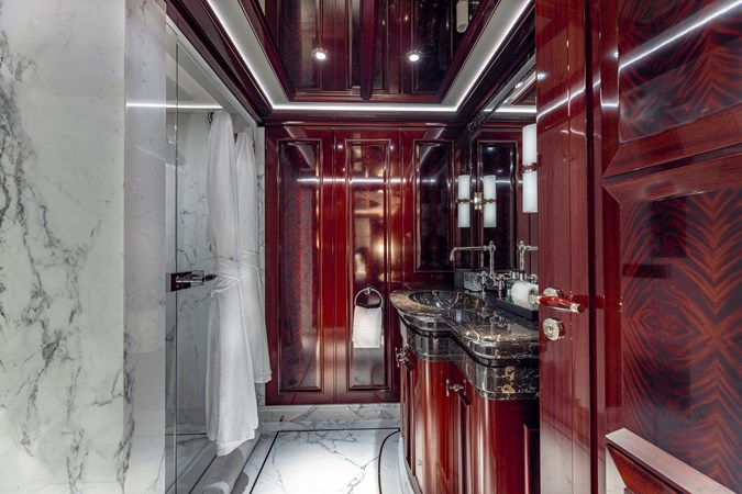 European King Starboard Forward en suite