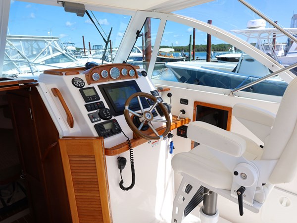 SIDEKICK, 2007 Hunt Yachts Surfhunter 29: Helm Side View
