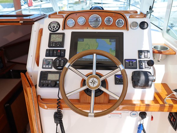 SIDEKICK, 2007 Hunt Yachts Surfhunter 29: Helm