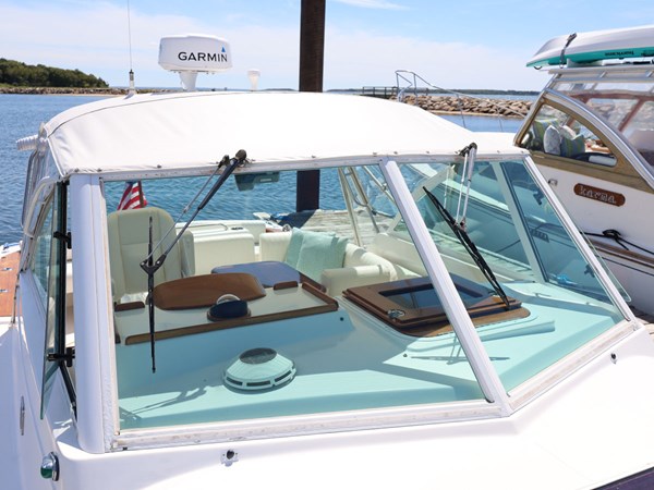 SIDEKICK, 2007 Hunt Yachts Surfhunter 29: Solex Glass Windshield