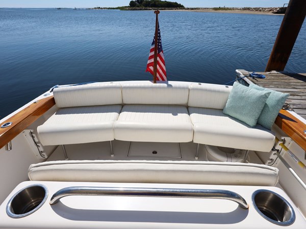 SIDEKICK, 2007 Hunt Yachts Surfhunter 29: Transom Settee
