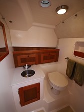 SIDEKICK, 2007 Hunt Yachts Surfhunter 29: Head