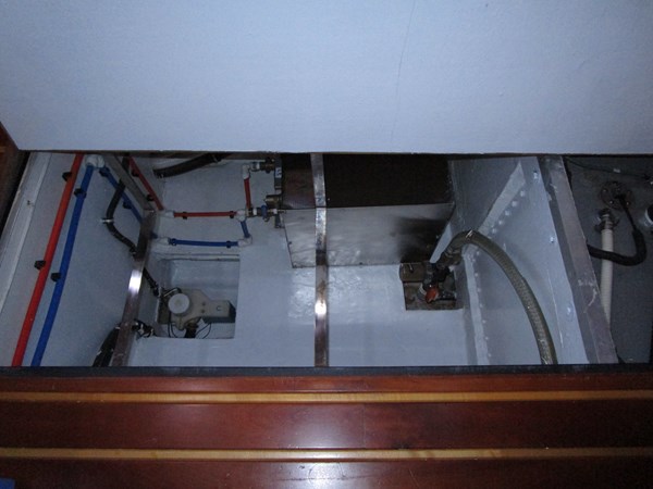 Forward salon bilge
