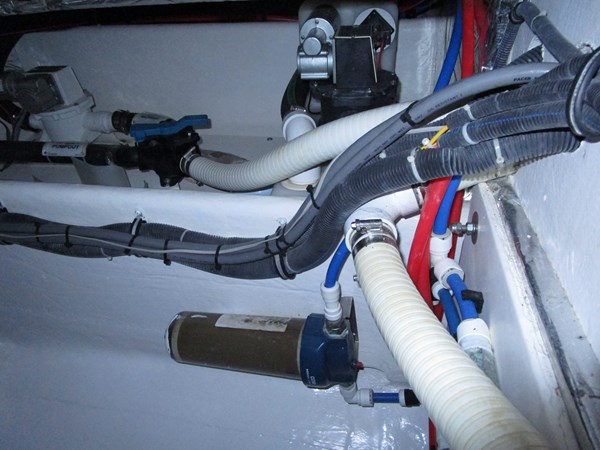 Aft salon bilge to port