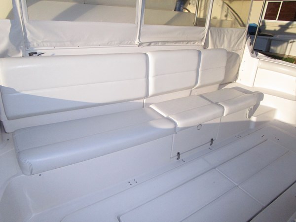 Forward cockpit seat