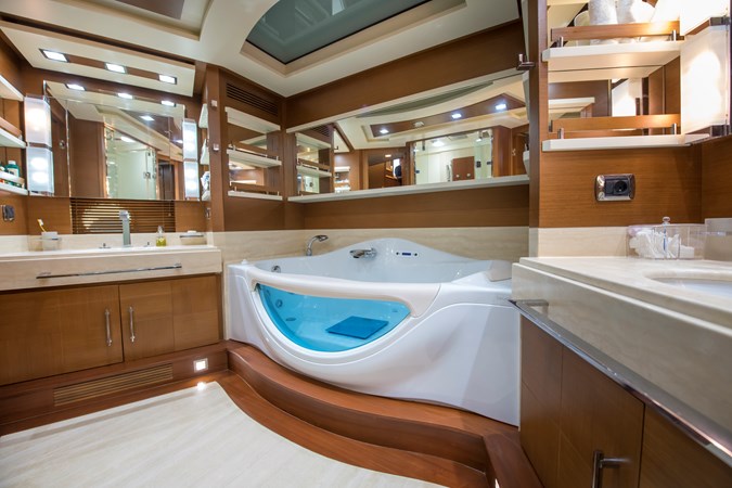 La Rubia Interior – Master Cabin Ensuite