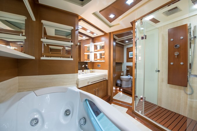 La Rubia Interior – Master Cabin Ensuite