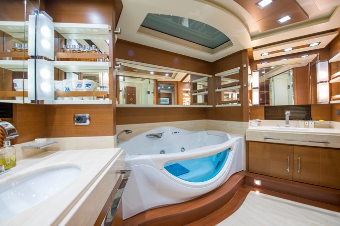 La Rubia Interior – Master Cabin Ensuite