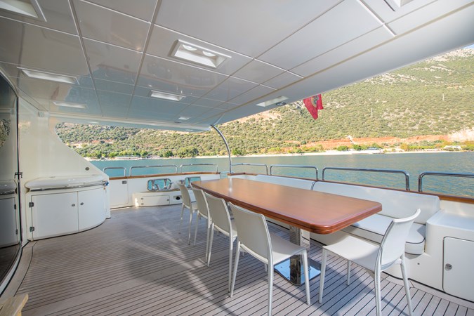 La Rubia Exterior – Main deck aft