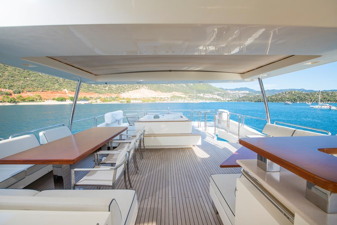La Rubia Exterior – Flybridge