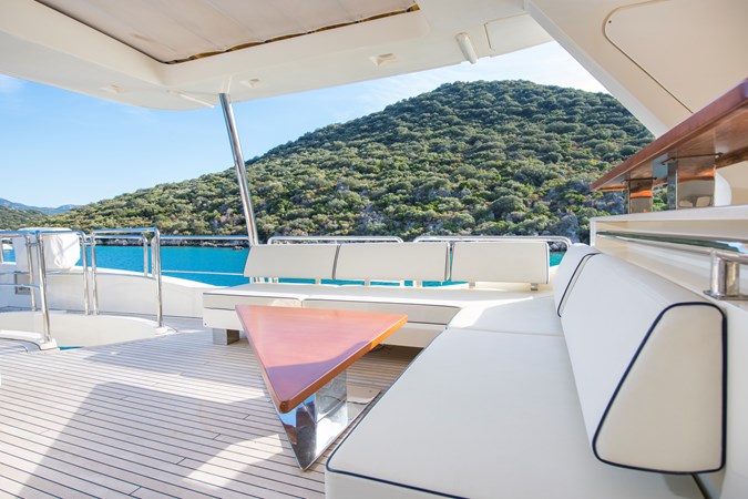 La Rubia Exterior – Flybridge seating