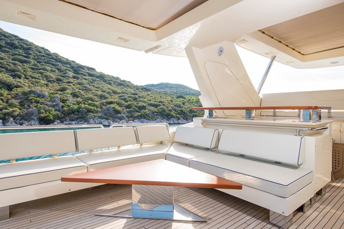 La Rubia Exterior – Flybridge seating