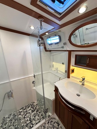 DEFY GRAVITY, 2018 Sabre 48 Flybridge Sedan