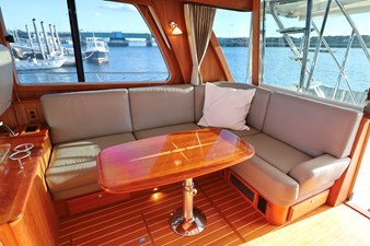 DEFY GRAVITY, 2018 Sabre 48 Flybridge Sedan, Salon L Settee