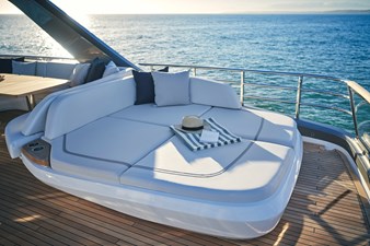 Princess Y72 Flybridge Sunbed