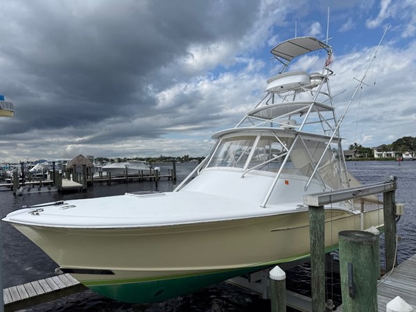 Kept on a boatlift in Stuart - 34' Dixon 2008 with single 540hp Cummins.
