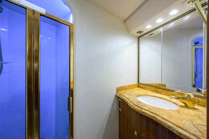 Guest head to starboard side with shower stall