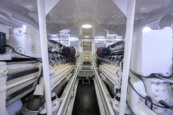 Center view aft between the MTUs, oil changing system