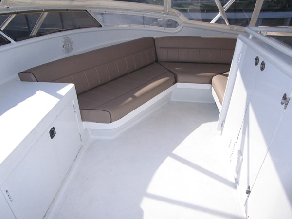 Starboard side flybridge seating