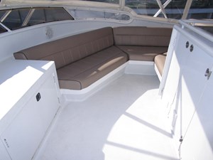 Starboard side flybridge seating