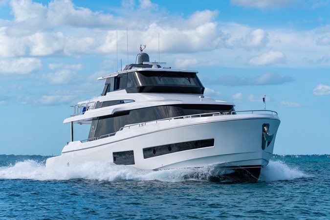 Horizon V77s Hull 13 cruising over the open ocean.