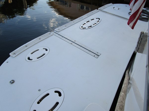 Hydraulic swim platform