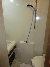 Starboard cabin head