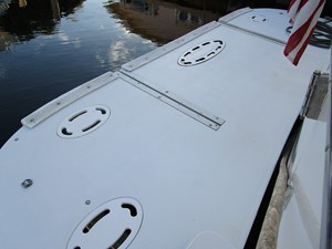 Hydraulic swim platform