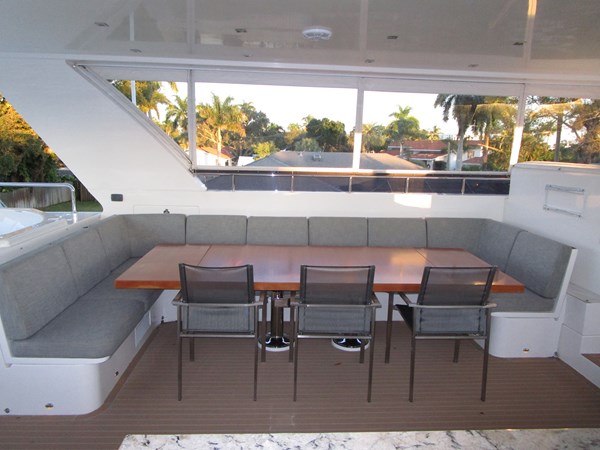 Portside flybridge dining