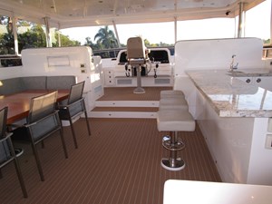 Two level flybridge deck