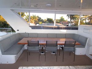 Portside flybridge dining
