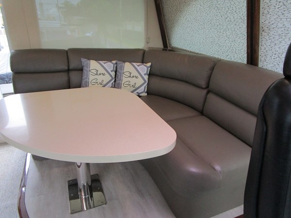 Skylounge raised settee