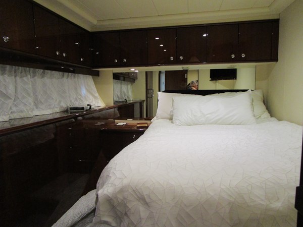 Mid guest cabin outboard