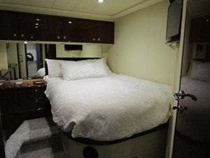 Mid guest cabin inboard