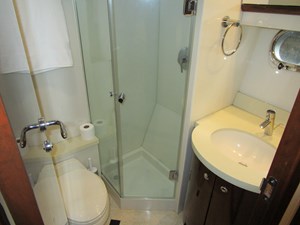 Mid guest cabin head