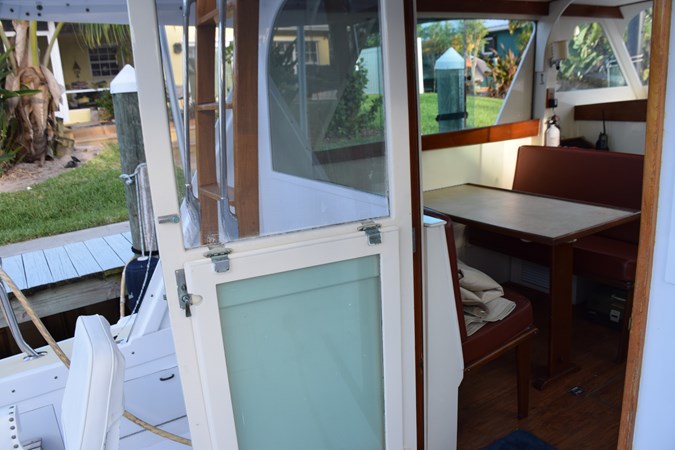 Salon door can lower window with screen